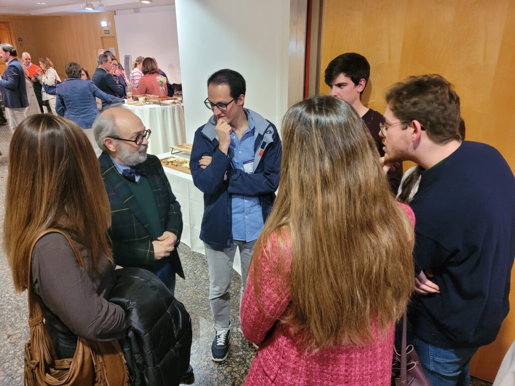 El catedrático Ricardo Piñero rodeado de jóvenes que lo escuchan, tras el acto.